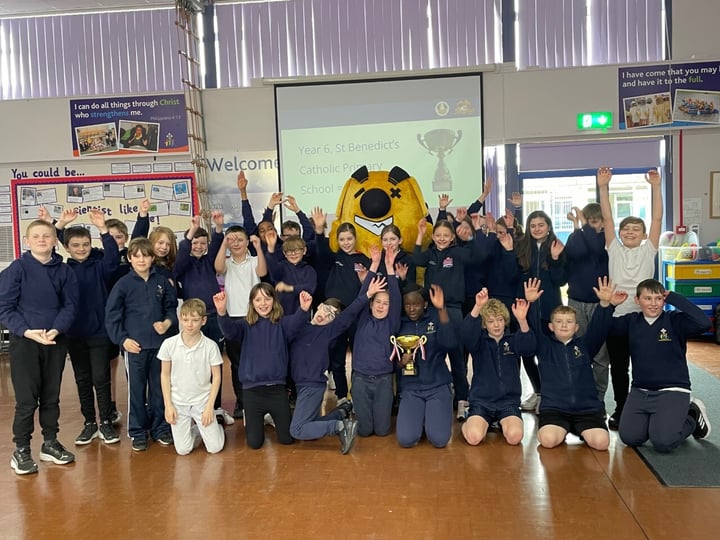 Sumdog mascot celebrating with the winning class of a Sumdog maths contest